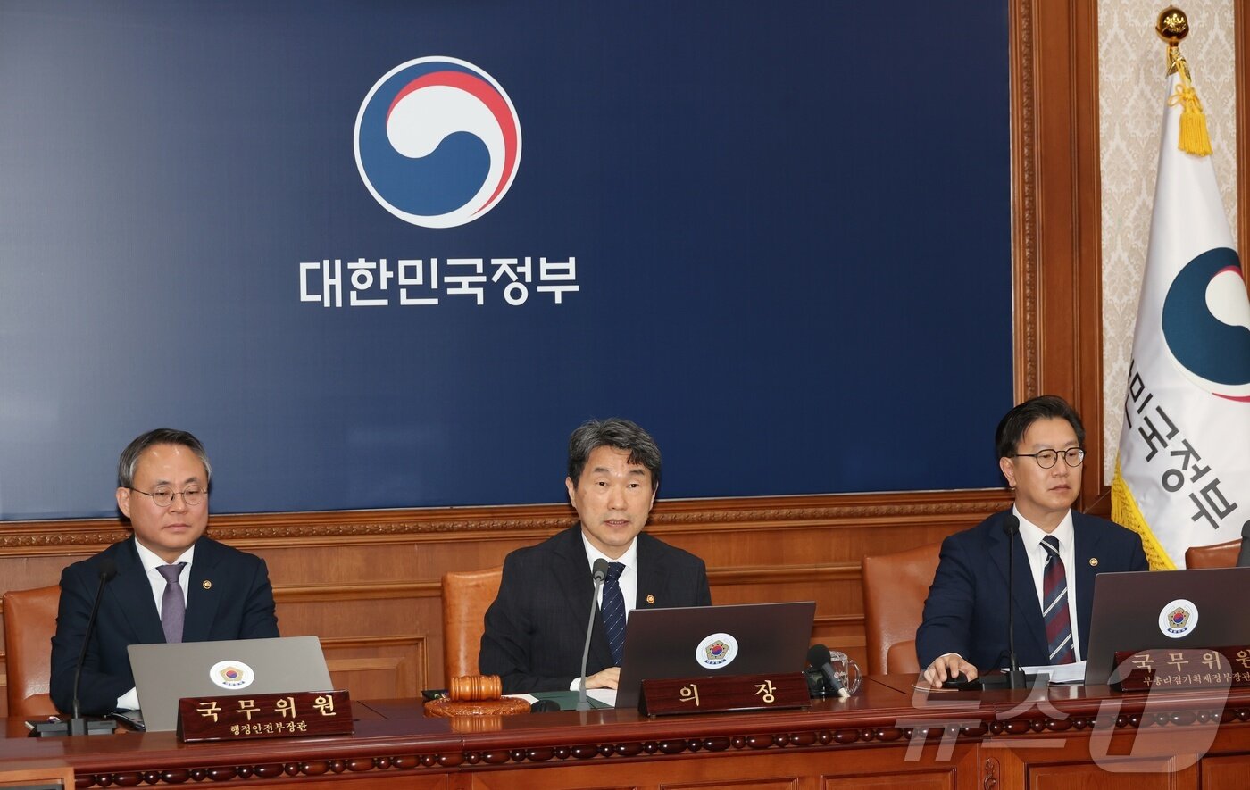 본문 이미지 - 이주호 대통령 권한대행 부총리 겸 교육부 장관이 2일 서울 종로구 정부서울청사에서 열린 국무회의에서 발언을 하고 있다. (교육부 제공, 재판매 및 DB 금지) 2025.5.2/뉴스1 ⓒ News1 임세영 기자