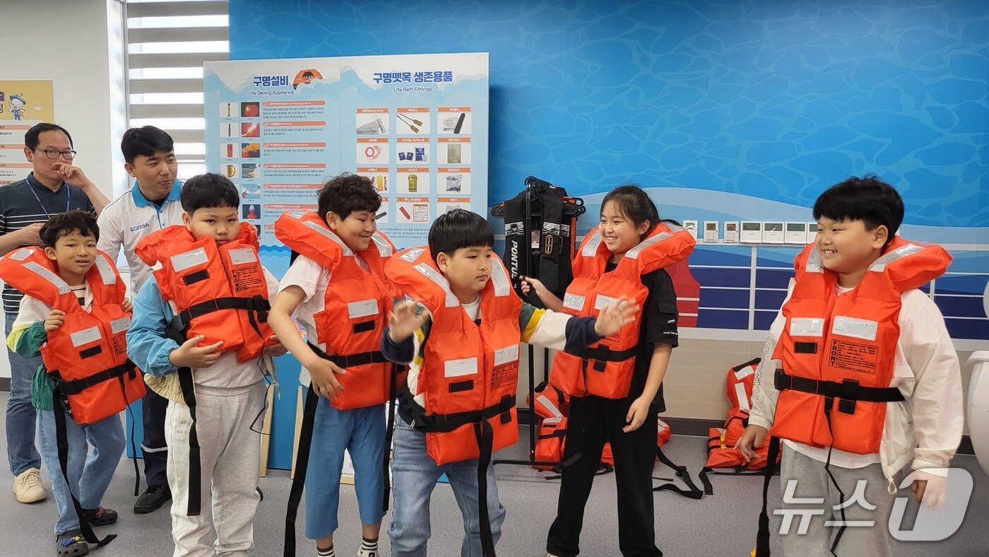 본문 이미지 - 목포서산초 학생들이 &#39;바다浪학교&#39;체험활동을 하고  있다.  &#40;전남도교육청 제공, 재판매 및 DB 금지&#41;