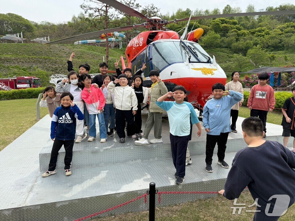 본문 이미지 - 용면초등학교 학생들의  119소방헬기 앞에서 안전체험활동 기념사진을 찍고 있다.  &#40;전남도교육청 제공, 재판매 및 DB 금지&#41;