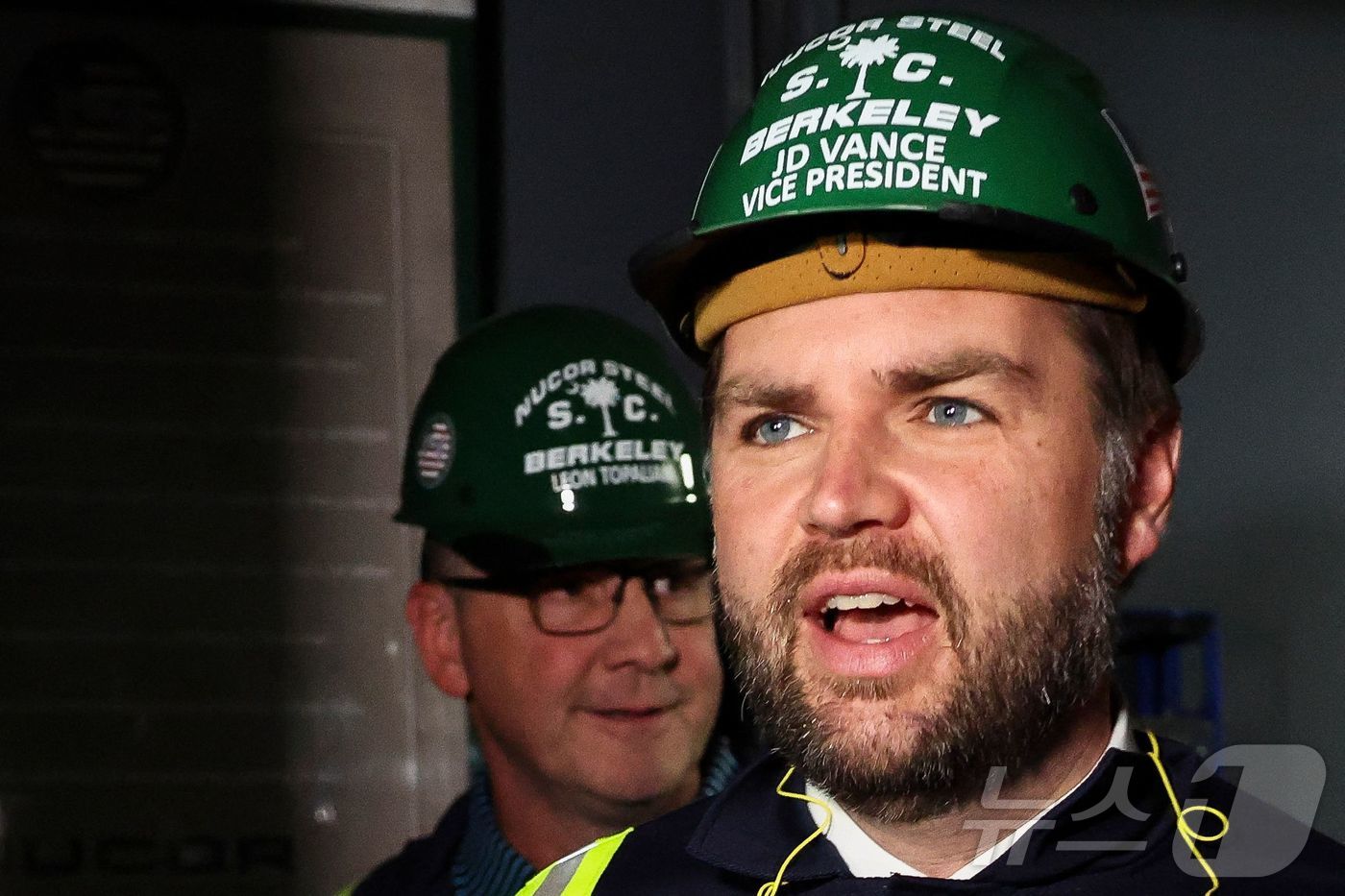 (찰스턴 AFP=뉴스1) 우동명 기자 = J.D. 밴스 미국 부통령이 1일(현지시간) 사우스캐롤라이나주 찰스턴에 있는 제철 공장을 방문하고 있다. 2025.05.02ⓒ AFP=뉴스 …