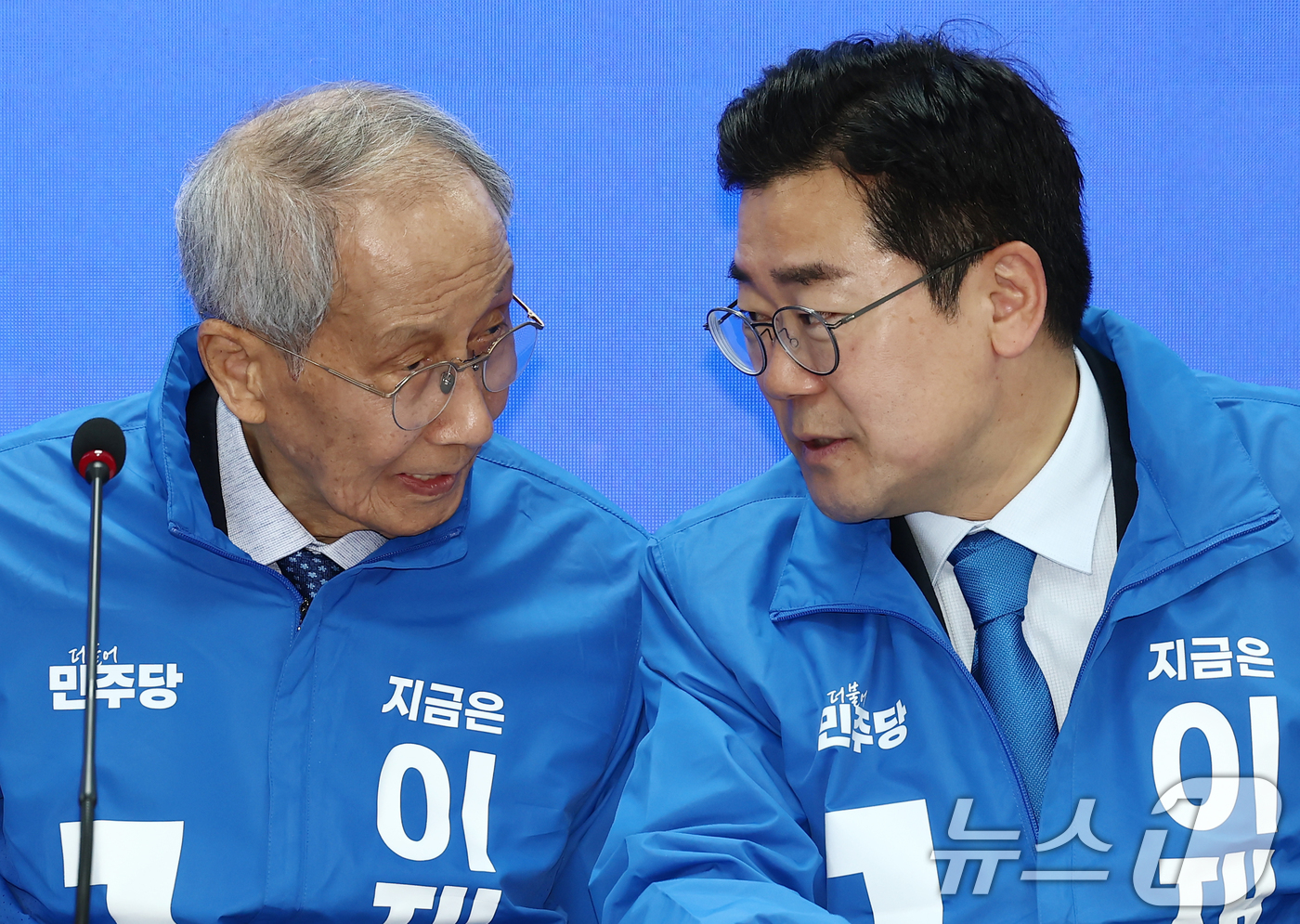 (서울=뉴스1) 김민지 기자 = 더불어민주당 박찬대, 윤여준 상임 총괄선거대책위원장이 2일 오전 서울 여의도 중앙당사에서 열린 중앙선거대책위원회의에서 대화하고 있다. 2025.5. …