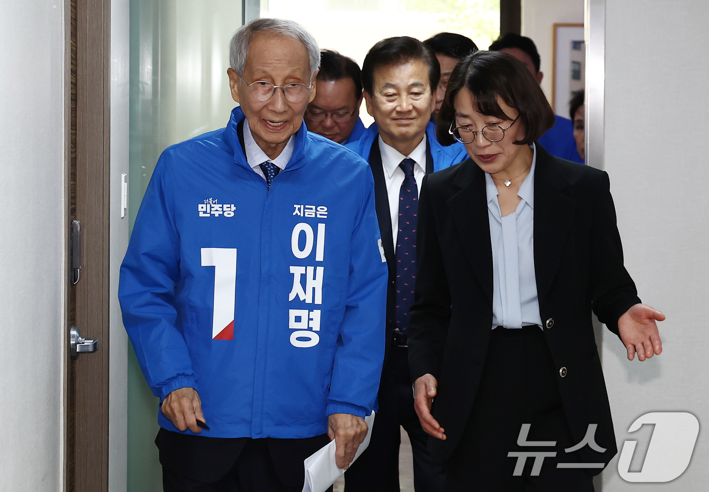 (서울=뉴스1) 김민지 기자 = 윤여준 더불어민주당 상임 총괄선거대책위원장이 2일 오전 서울 여의도 중앙당사에서 열린 중앙선거대책위원회의에 참석하고 있다. 2025.5.2/뉴스1