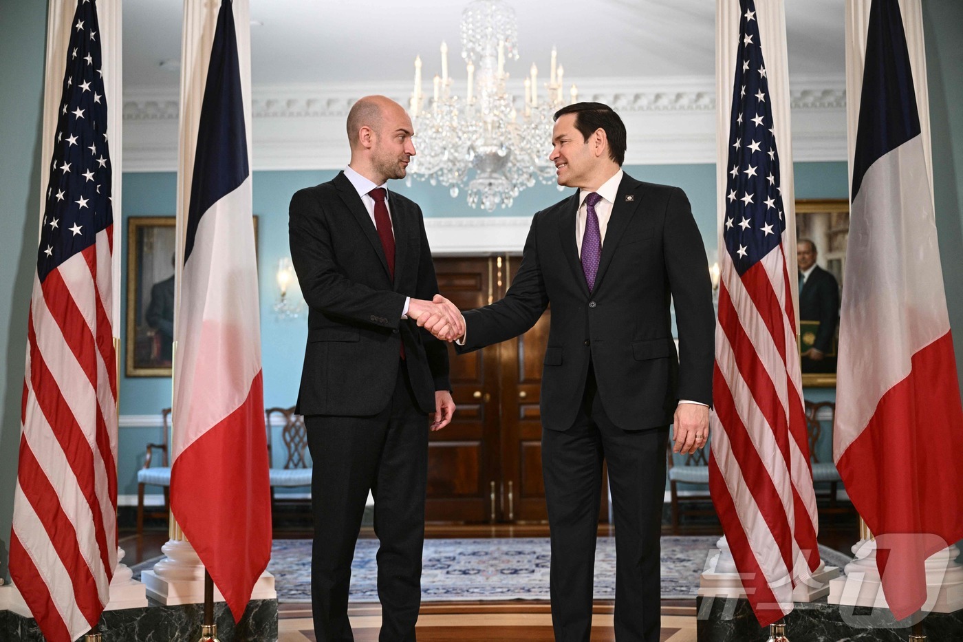 (워싱턴 AFP=뉴스1) 우동명 기자 = 마코 루비오 미국 국무 장관이 1일(현지시간) 워싱턴 국무부에서 장 노엘 바로 프랑스 외무장관과 만나 악수를 하고 있다. 2025.05.0 …