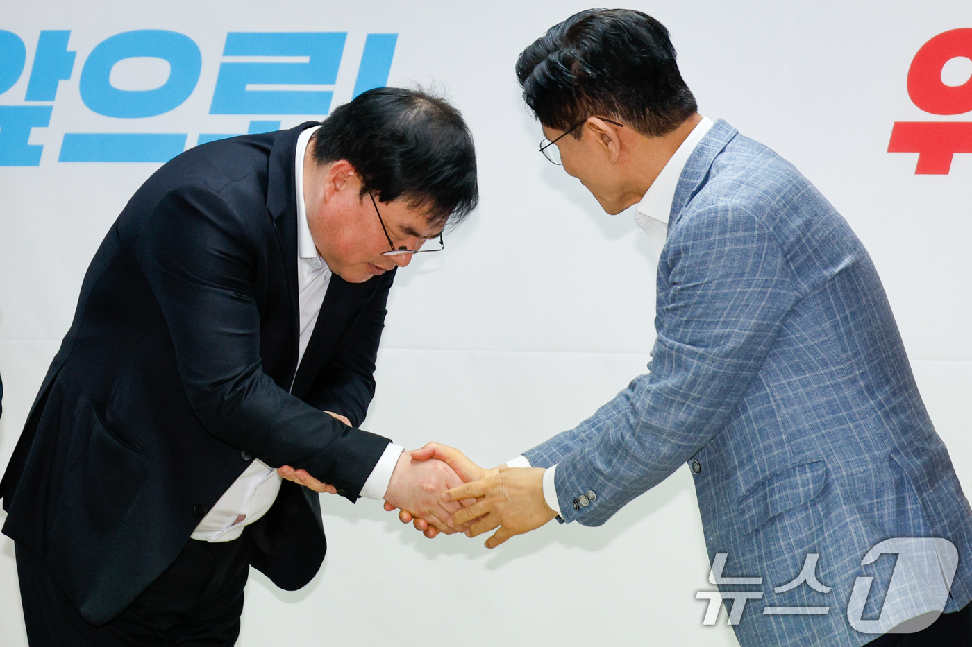 (서울=뉴스1) 안은나 기자 = 유동규 전 성남도시개발공사 본부장이 2일 서울 여의도 김문수 국민의힘 대선 경선 후보 캠프를 찾아 지지 선언한 뒤 김 후보와 악수하고 있다. 202 …