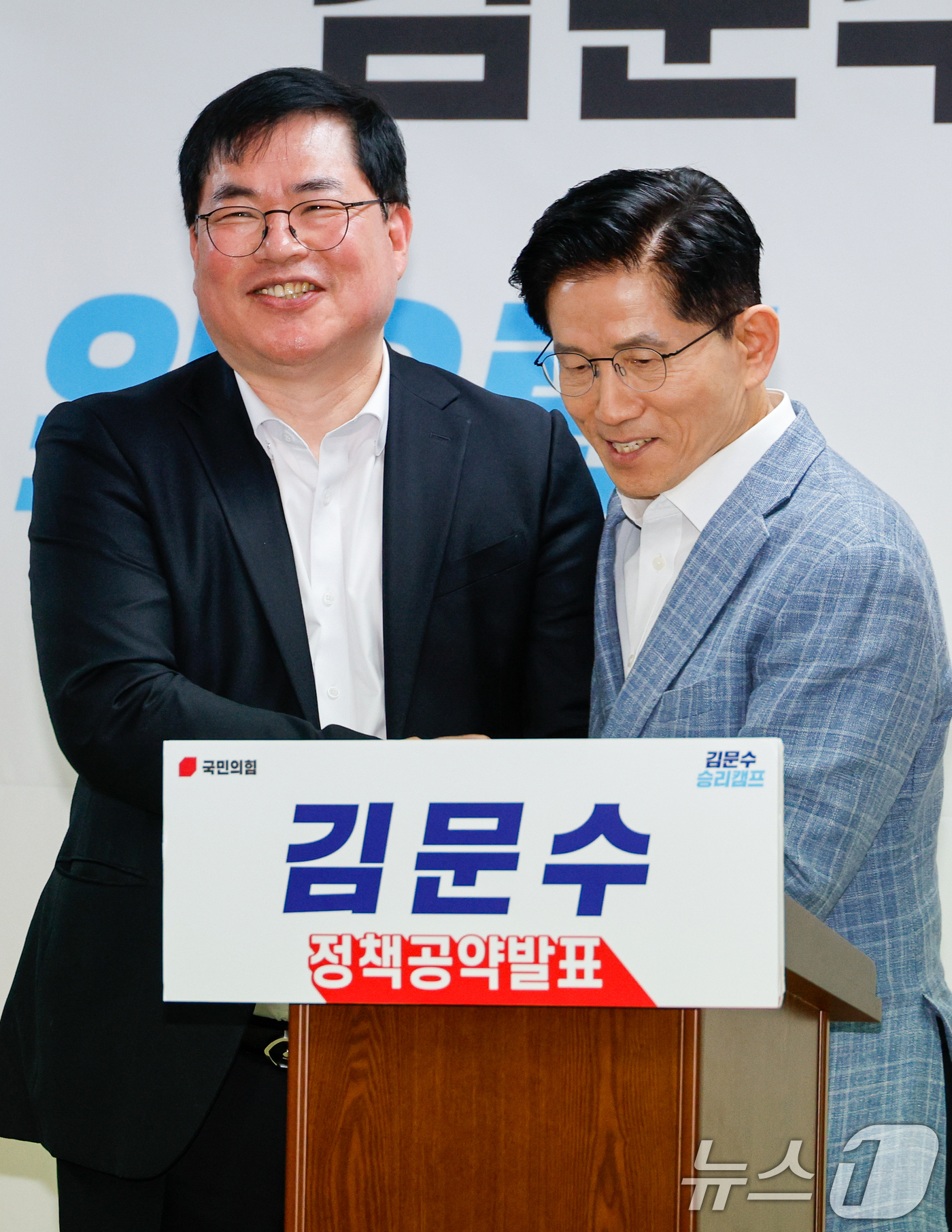 (서울=뉴스1) 안은나 기자 = 유동규 전 성남도시개발공사 본부장이 2일 서울 여의도 김문수 국민의힘 대선 경선 후보 캠프를 찾아 김 후보와 악수를 나누고 있다. 2025.5.2/ …