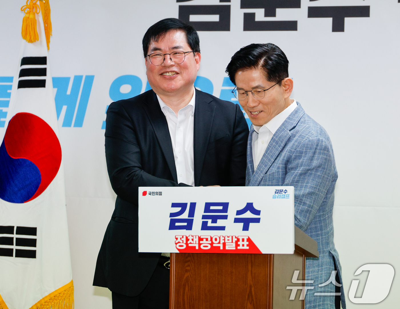 (서울=뉴스1) 안은나 기자 = 유동규 전 성남도시개발공사 본부장이 2일 서울 여의도 김문수 국민의힘 대선 경선 후보 캠프를 찾아 김 후보와 손을 맞잡고 있다. 2025.5.2/뉴 …