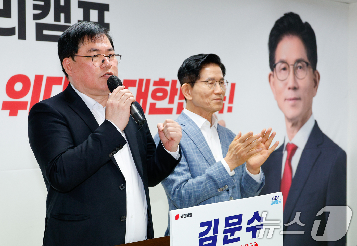 (서울=뉴스1) 안은나 기자 = 유동규 전 성남도시개발공사 본부장이 2일 서울 여의도 김문수 국민의힘 대선 경선 후보 캠프를 찾아 지지 선언하고 있다. 2025.5.2/뉴스1