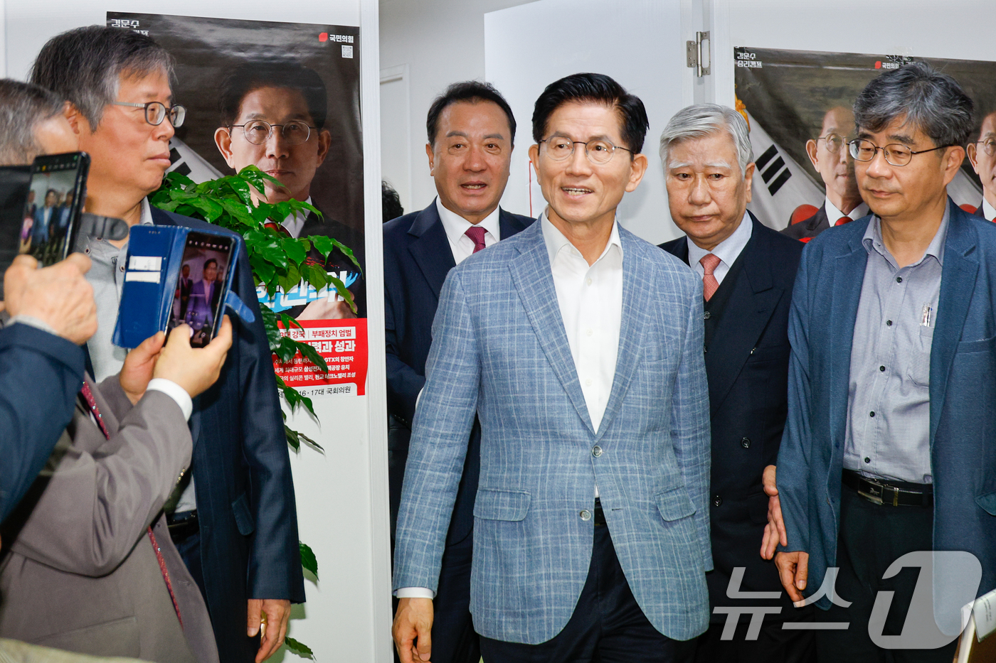 (서울=뉴스1) 안은나 기자 = 김문수 국민의힘 대선 경선 후보가 2일 서울 여의도 캠프에서 열린 청년정책 제안서 전달식에 참석하고 있다. 2025.5.2/뉴스1