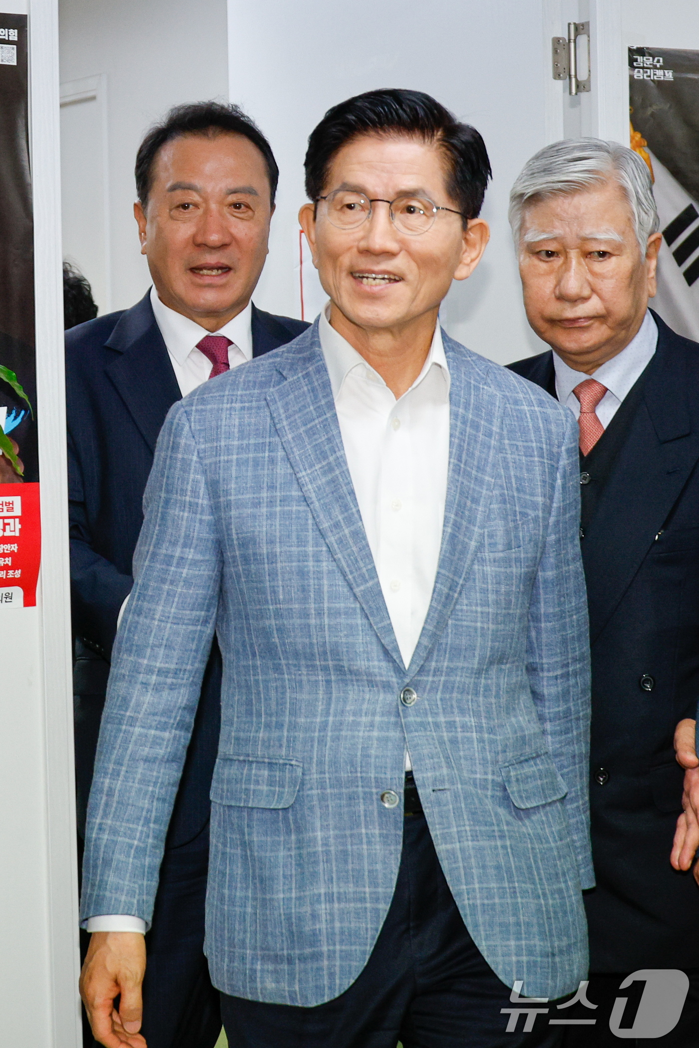 (서울=뉴스1) 안은나 기자 = 김문수 국민의힘 대선 경선 후보가 2일 서울 여의도 캠프에서 열린 청년정책 제안서 전달식에 참석하고 있다. 2025.5.2/뉴스1