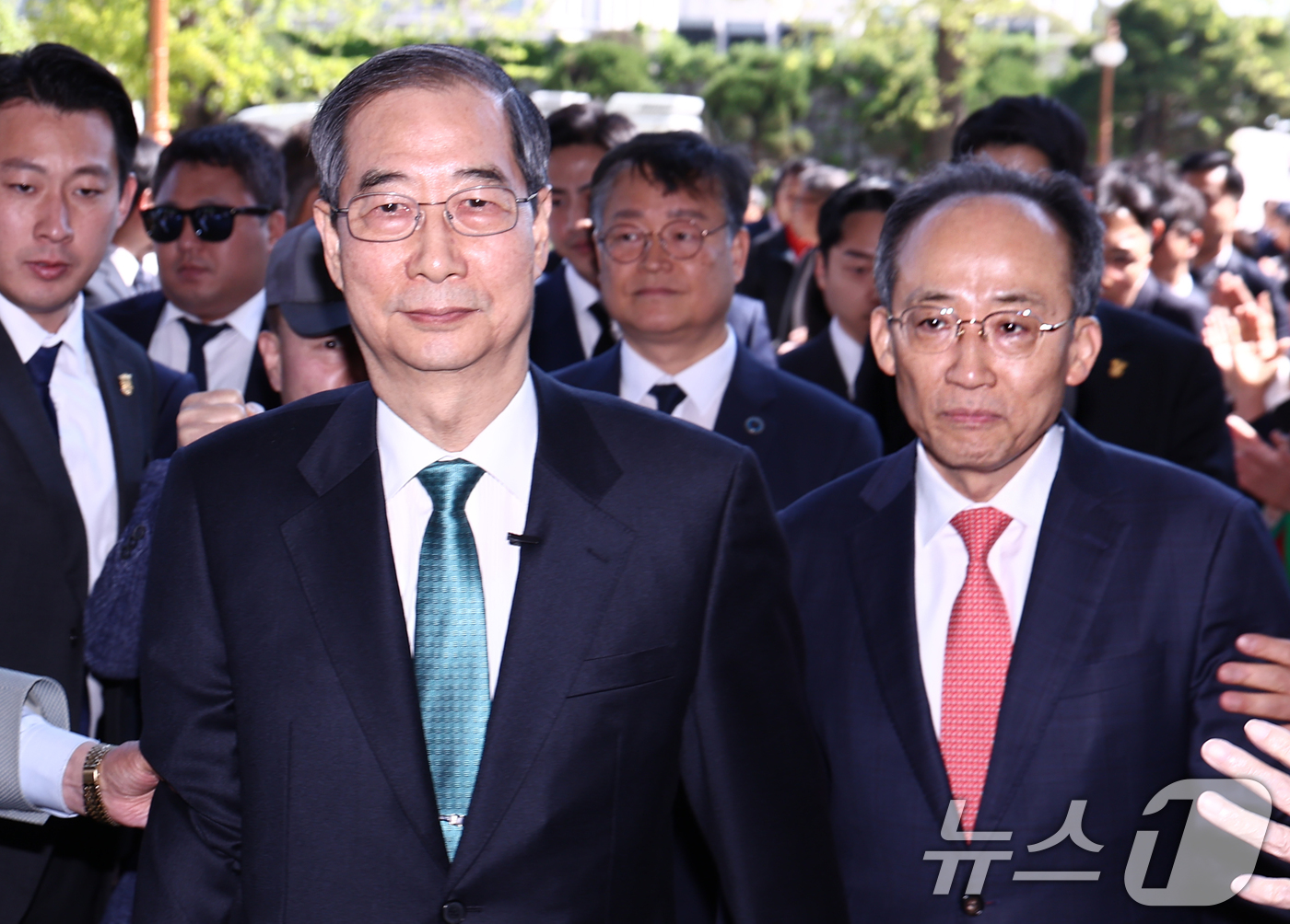 (서울=뉴스1) 김민지 기자 = 한덕수 전 국무총리가 2일 오전 서울 여의도 국회에 도착해 대통령 선거 출마 선언을 하기 위해 추경호 국민의힘 의원과 함께 소통관으로 향하고 있다. …