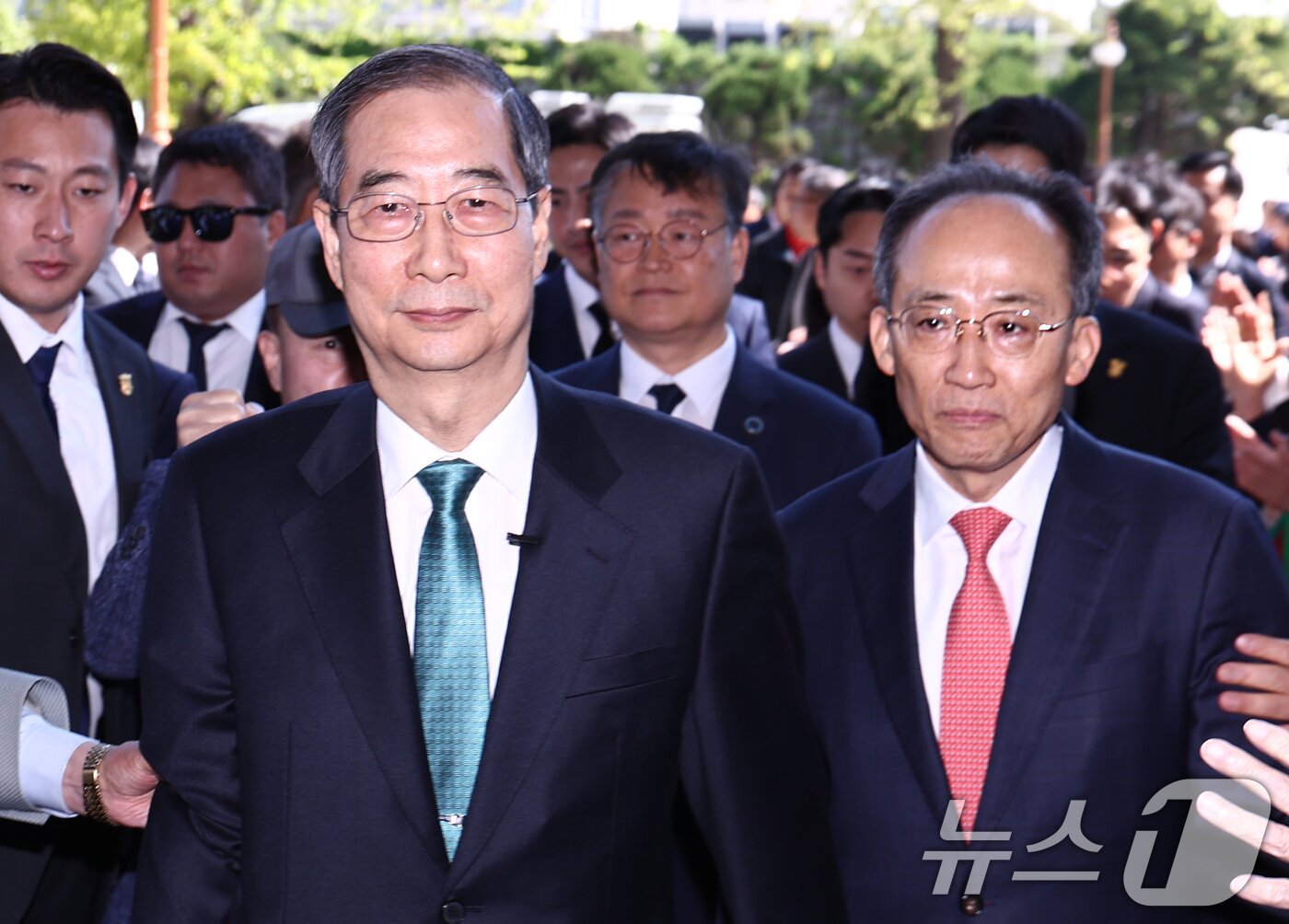 본문 이미지 - 한덕수 전 국무총리&#40;왼쪽&#41;와 추경호 전 국민의힘 원내대표. 2025.5.2/뉴스1 ⓒ News1 김민지 기자