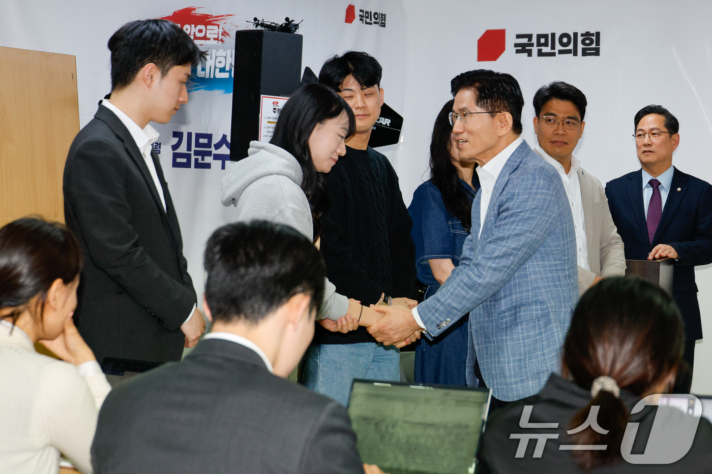 (서울=뉴스1) 안은나 기자 = 김문수 국민의힘 대선 경선 후보가 2일 서울 여의도 캠프에서 열린 청년정책 제안서 전달식에서 참석자들고 악수하고 있다. 2025.5.2/뉴스1