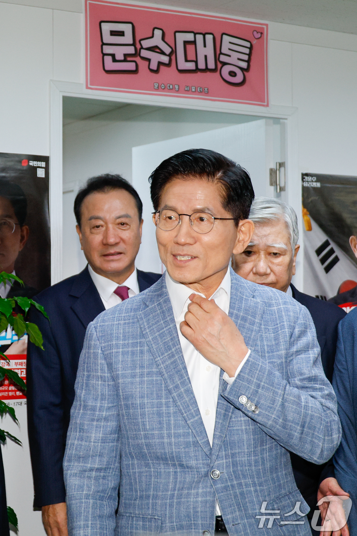 (서울=뉴스1) 안은나 기자 = 김문수 국민의힘 대선 경선 후보가 2일 서울 여의도 캠프에서 열린 청년정책 제안서 전달식에 참석하고 있다. 2025.5.2/뉴스1