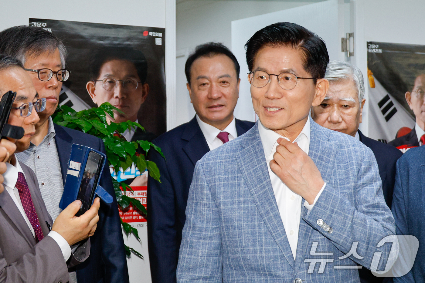 (서울=뉴스1) 안은나 기자 = 김문수 국민의힘 대선 경선 후보가 2일 서울 여의도 캠프에서 열린 청년정책 제안서 전달식에 참석하고 있다. 2025.5.2/뉴스1