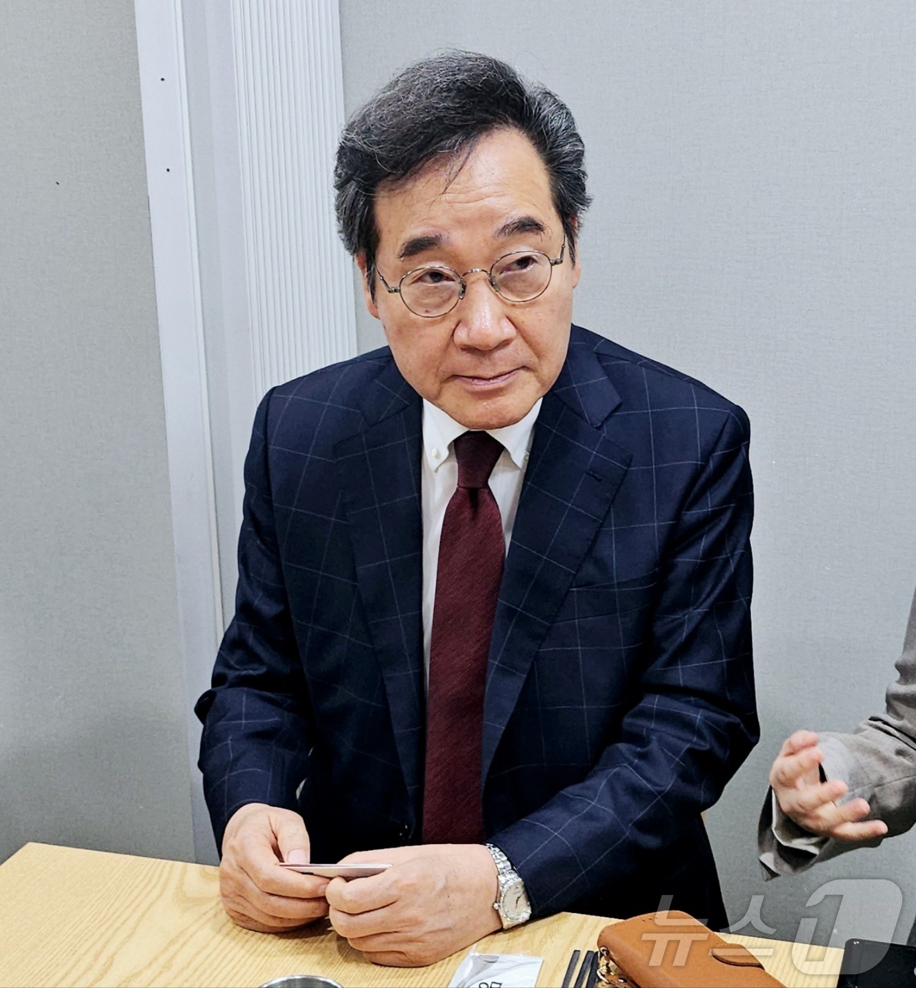 (대구=뉴스1) 남승렬 기자 = 이낙연 전 국무총리(새미래민주당 상임고문)가 2일 대구 북구의 한 식당에서 취재진과 만나 질문에 답하고 있다. 2025.5.2/뉴스1