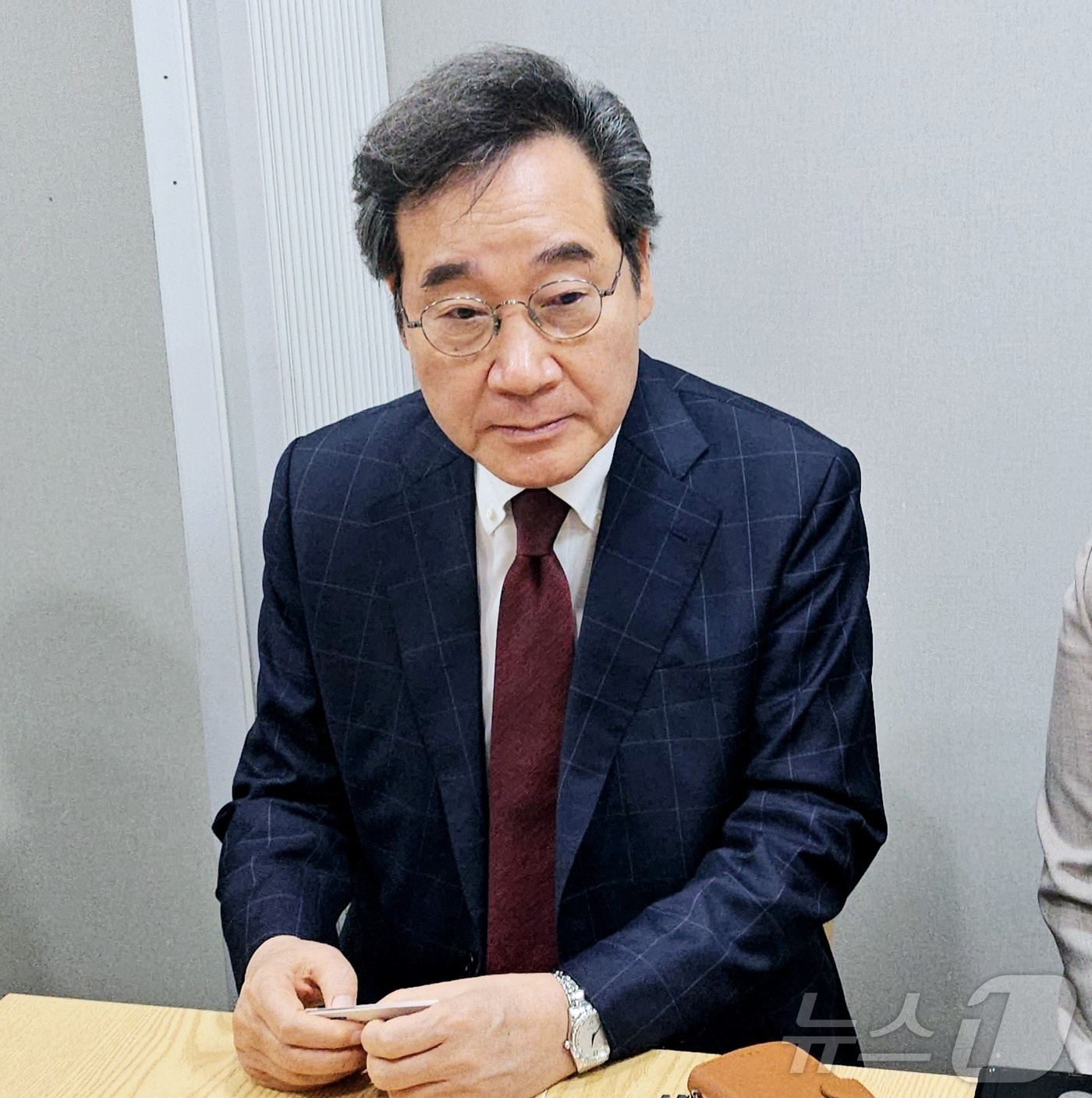 (대구=뉴스1) 남승렬 기자 = 이낙연 전 국무총리(새미래민주당 상임고문)가 2일 대구 북구의 한 식당에서 취재진과 만나 질문에 답하고 있다. 2025.5.2/뉴스1