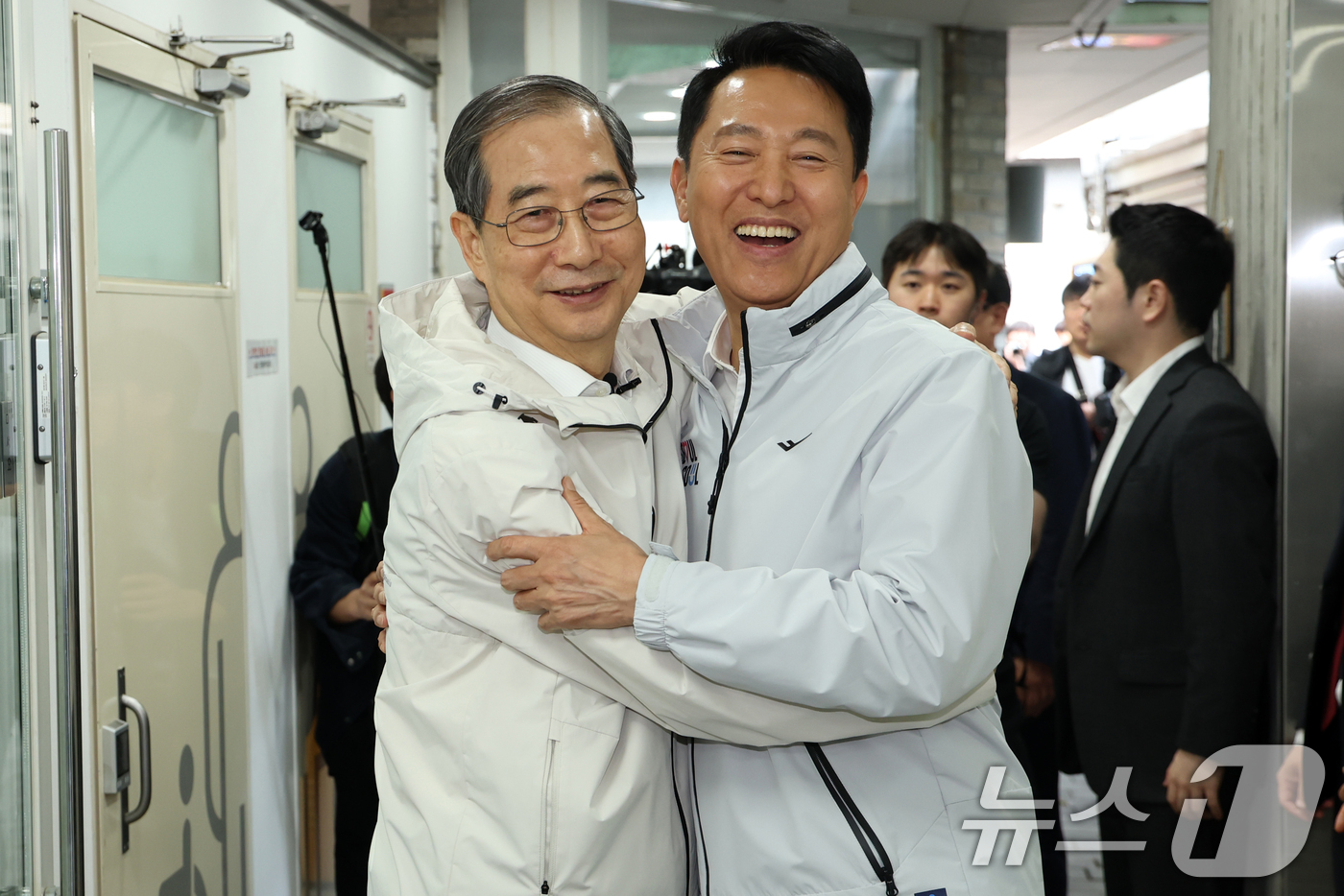 (서울=뉴스1) 김명섭 기자 = 제21대 대통령 선거에 출마한 한덕수 전 총리가 2일 서울 종로구 주민공동시설 '새뜰집'에서 오세훈 서울시장과 포옹하고 있다.  2025.5.2/뉴 …