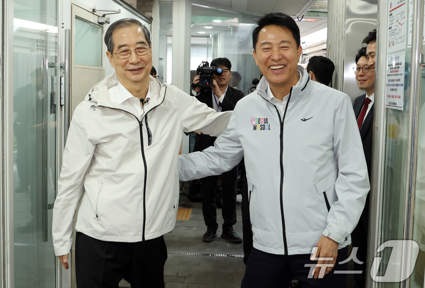 (서울=뉴스1) 김명섭 기자 = 제21대 대통령 선거에 출마한 한덕수 전 총리가 2일 서울 종로구 주민공동시설 '새뜰집'에서 오세훈 서울시장과 인사를 하고 있다.  2025.5.2 …