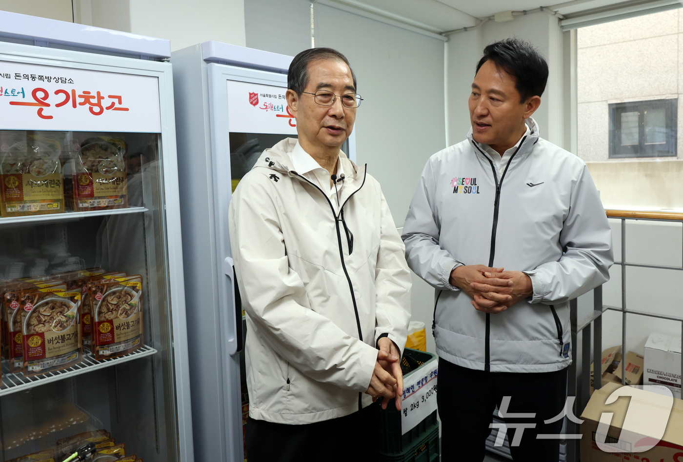 (서울=뉴스1) 김명섭 기자 = 제21대 대통령 선거에 출마한 한덕수 전 총리가 2일 서울 종로구 주민공동시설 '새뜰집' 온기창고에서 오세훈 서울시장과 대화를 하고 있다.  202 …