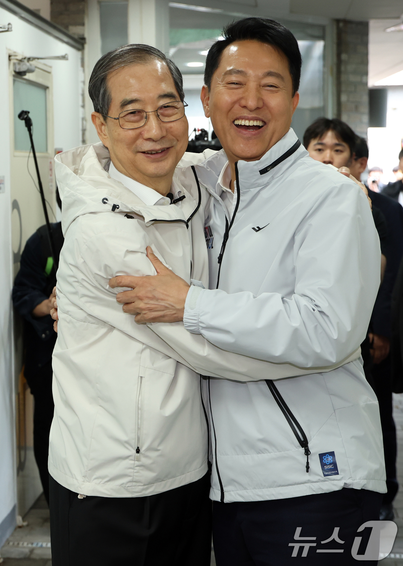 (서울=뉴스1) 김명섭 기자 = 제21대 대통령 선거에 출마한 한덕수 전 총리가 2일 서울 종로구 주민공동시설 '새뜰집'에서 오세훈 서울시장과 포옹하고 있다.  2025.5.2/뉴 …