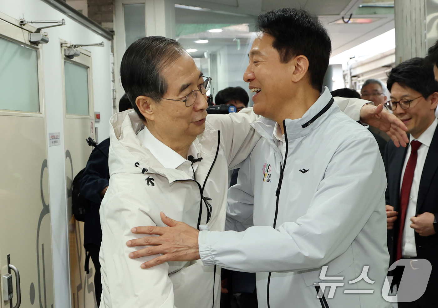 (서울=뉴스1) 김명섭 기자 = 제21대 대통령 선거에 출마한 한덕수 전 총리가 2일 서울 종로구 주민공동시설 '새뜰집'에서 오세훈 서울시장과 포옹하고 있다.  2025.5.2/뉴 …