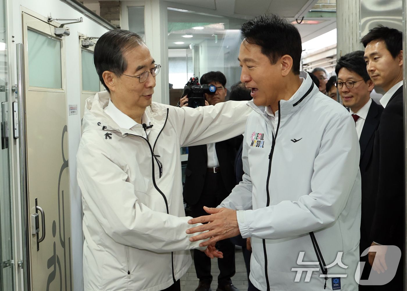 (서울=뉴스1) 김명섭 기자 = 제21대 대통령 선거에 출마한 한덕수 전 총리가 2일 서울 종로구 주민공동시설 '새뜰집'에서 오세훈 서울시장과 인사하고 있다.  2025.5.2/뉴 …