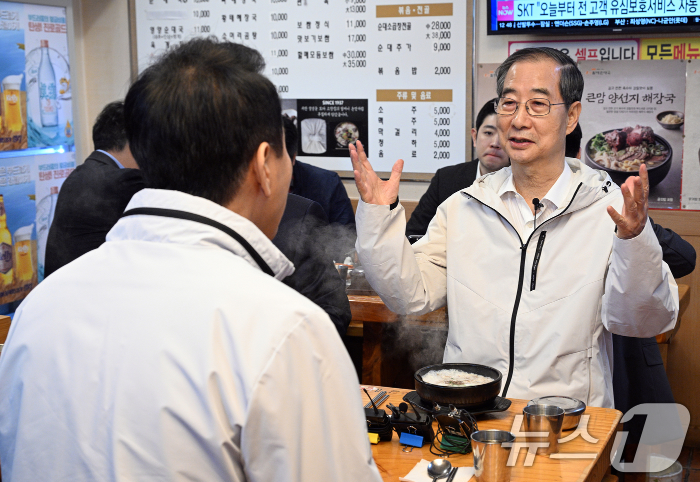 (서울=뉴스1) 김명섭 기자 = 제21대 대통령 선거에 출마한 한덕수 전 총리가 2일 서울 종로구 한 식당에서 오세훈 서울시장과 오찬 간담회를 하고 있다. (공동취재) 2025.5 …