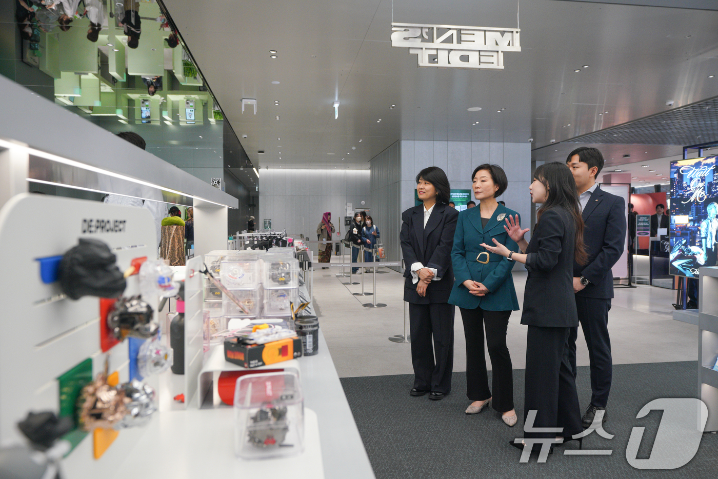 (서울=뉴스1) = 오영주 중소벤처기업부 장관이 2일 서울 성동구 올리브영N 성수를 방문해 매장을 둘러보고 있다. (중소벤처기업부 제공. 재판매 및 DB 금지) 2025.5.2/뉴 …