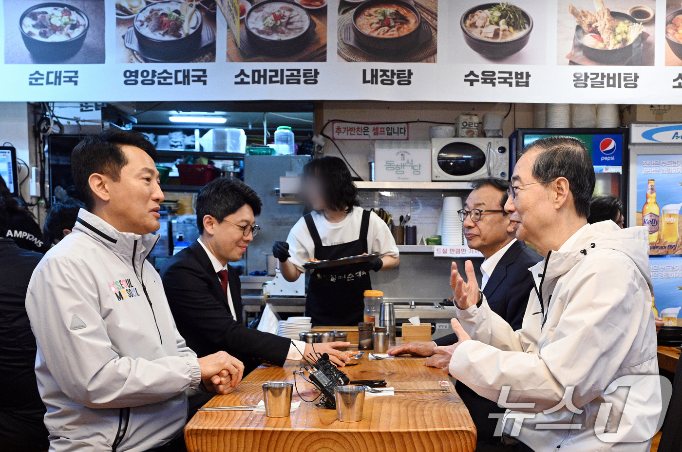 (서울=뉴스1) 김명섭 기자 = 제21대 대통령 선거에 출마한 한덕수 전 총리가 2일 서울 종로구 한 식당에서 오세훈 서울시장과 오찬 간담회를 하고 있다. (공동취재) 2025.5 …