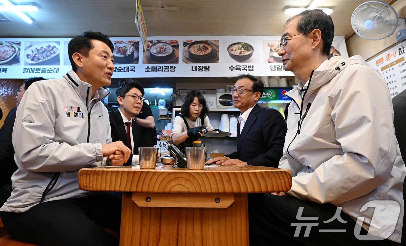 (서울=뉴스1) 김명섭 기자 = 제21대 대통령 선거에 출마한 한덕수 전 총리가 2일 서울 종로구 한 식당에서 오세훈 서울시장과 오찬 간담회를 하고 있다. (공동취재) 2025.5 …