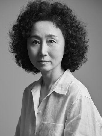 본문 이미지 - 연극 &#39;유령&#39;에서 배명순 역을 맡은 배우 이지하&#40;세종문화회관 제공&#41;