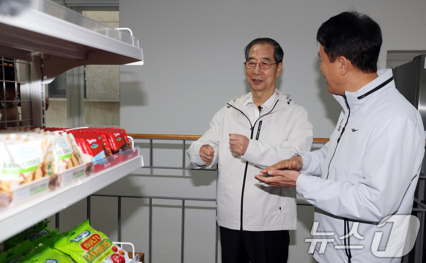 (서울=뉴스1) 김명섭 기자 = 제21대 대통령 선거에 출마한 한덕수 전 총리가 2일 서울 종로구 주민공동시설 '새뜰집' 온기창고에서 오세훈 서울시장과 대화를 하고 있다. 2(공동 …