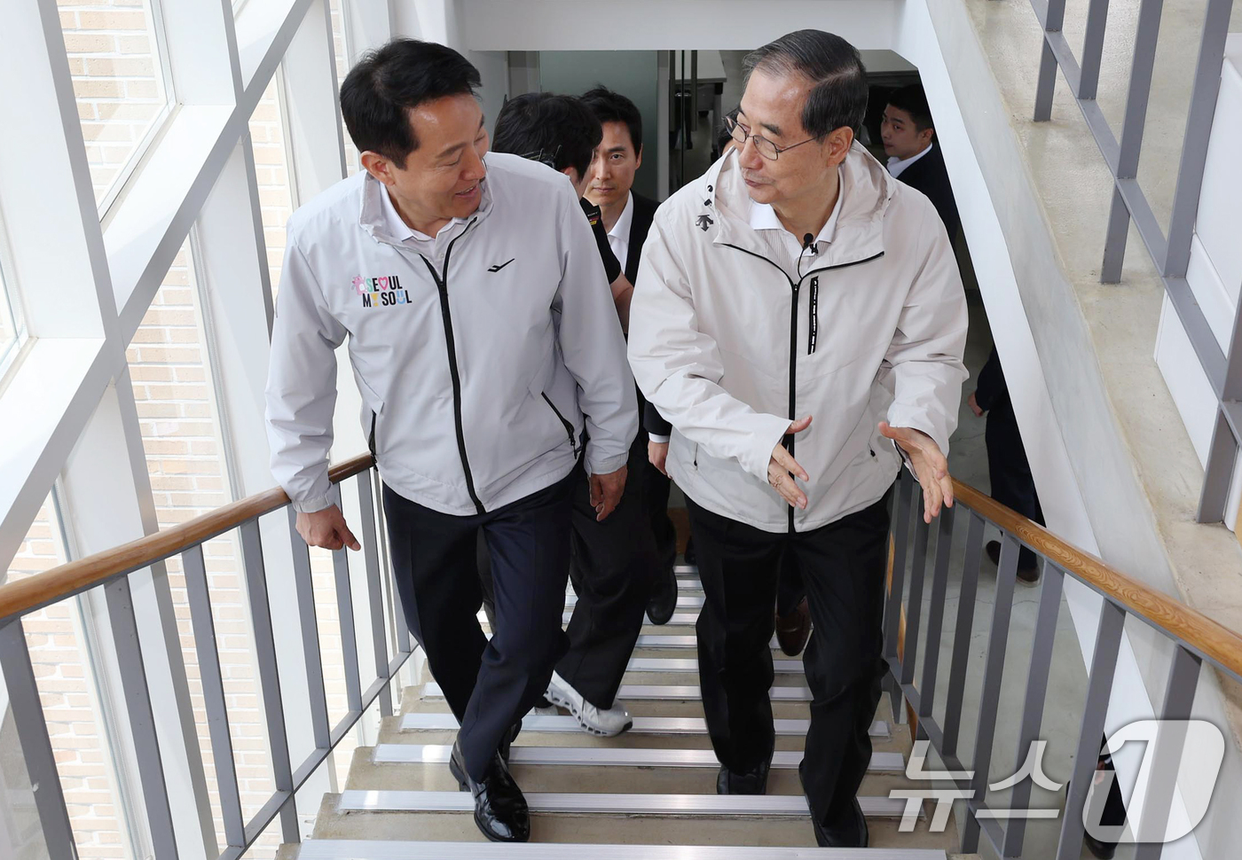 (서울=뉴스1) 김명섭 기자 = 제21대 대통령 선거에 출마한 한덕수 전 총리가 2일 서울 종로구 주민공동시설 '새뜰집' 에서 오세훈 서울시장과 대화를 하고 있다. (공동취재) 2 …