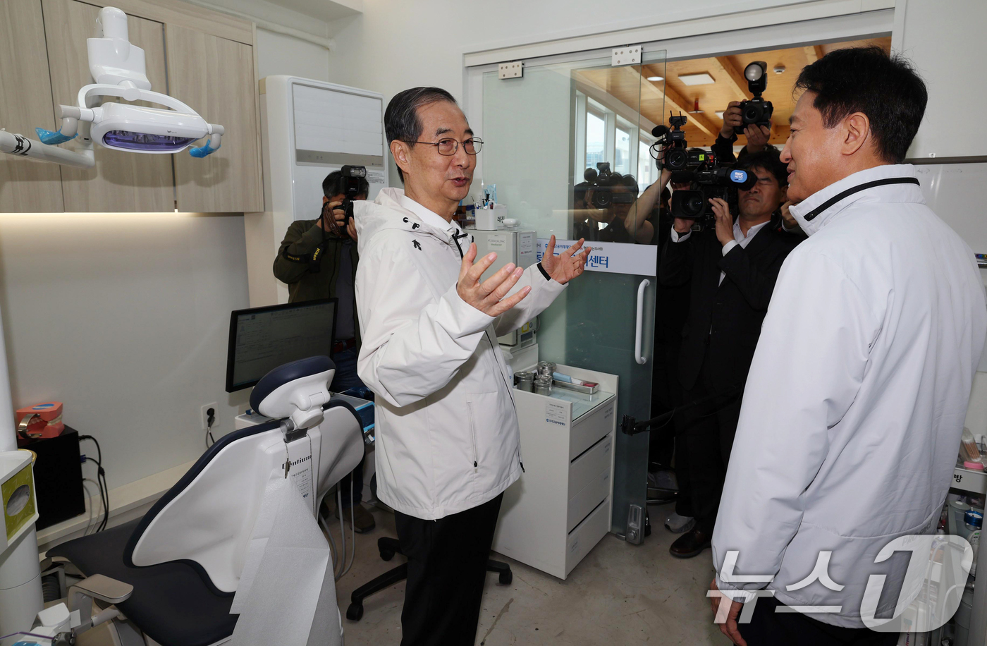 (서울=뉴스1) 김명섭 기자 = 제21대 대통령 선거에 출마한 한덕수 전 총리가 2일 서울 종로구 주민공동시설 '새뜰집' 에서 오세훈 서울시장과 대화를 하고 있다. (공동취재) 2 …