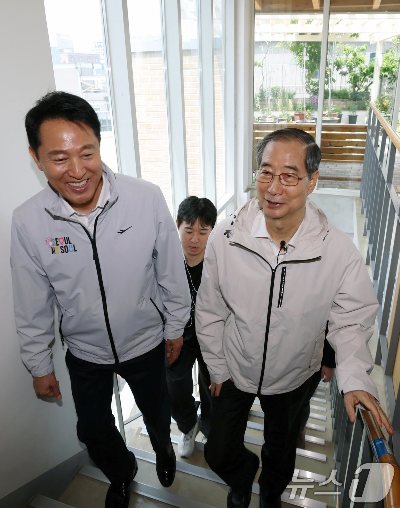 (서울=뉴스1) 김명섭 기자 = 제21대 대통령 선거에 출마한 한덕수 전 총리가 2일 서울 종로구 주민공동시설 '새뜰집' 에서 오세훈 서울시장과 대화를 하고 있다.(공동취재) 20 …