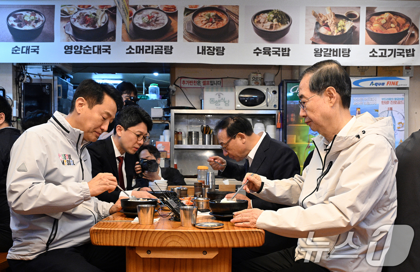 (서울=뉴스1) 김명섭 기자 = 제21대 대통령 선거에 출마한 한덕수 전 총리가 2일 서울 종로구 한 식당에서 오세훈 서울시장과 오찬 간담회를 하고 있다. (공동취재) 2025.5 …