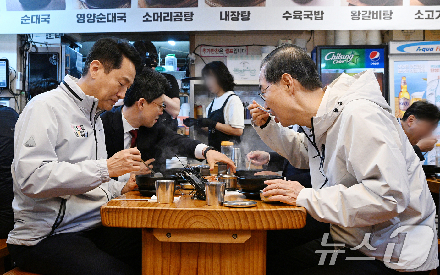 (서울=뉴스1) 김명섭 기자 = 제21대 대통령 선거에 출마한 한덕수 전 총리가 2일 서울 종로구 한 식당에서 오세훈 서울시장과 오찬 간담회를 하고 있다. (공동취재) 2025.5 …