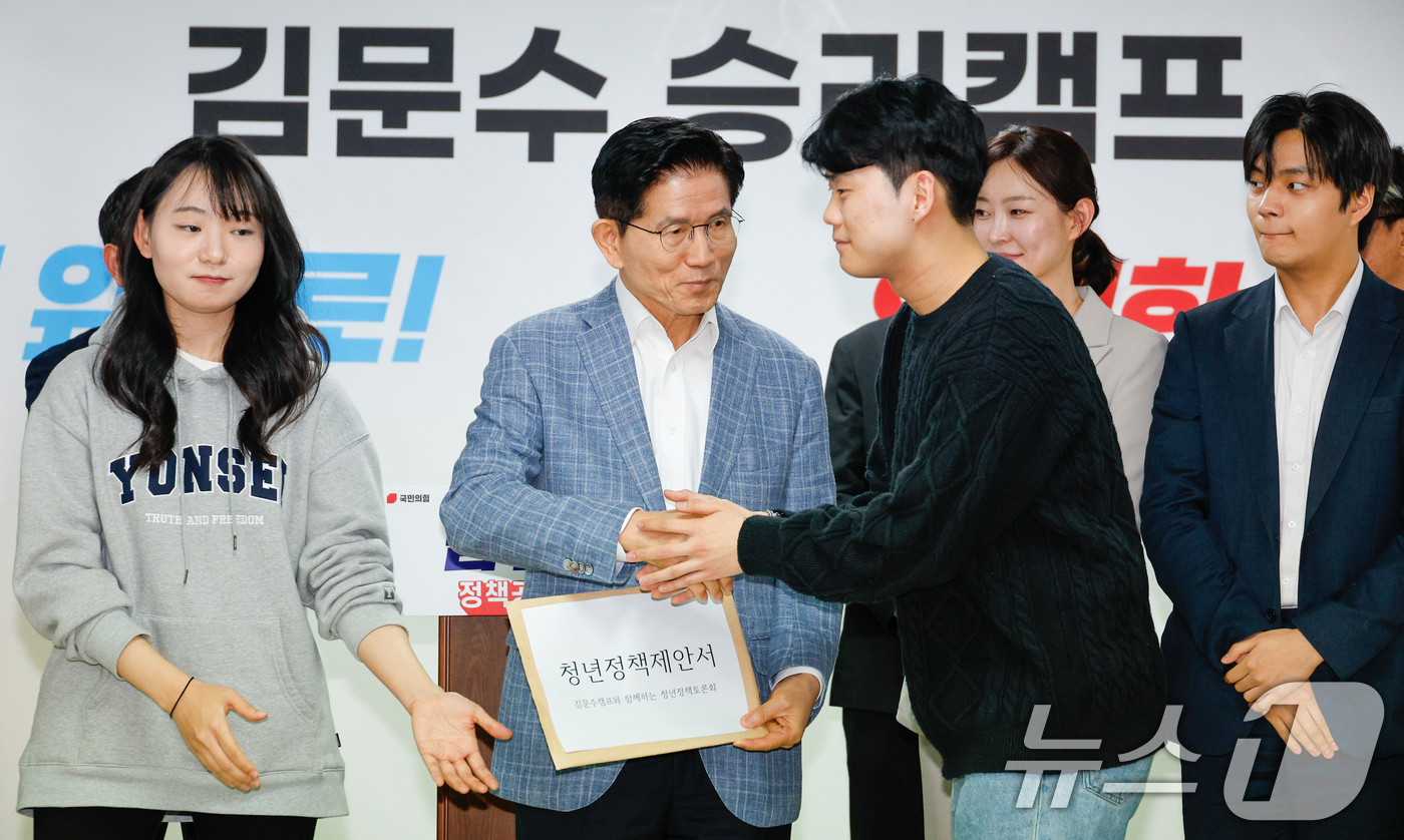 (서울=뉴스1) 안은나 기자 = 김문수 국민의힘 대선 경선 후보가 2일 서울 여의도 캠프에서 청년정책 제안서를 전달받은 뒤 참석자와 악수하고 있다. 2025.5.2/뉴스1