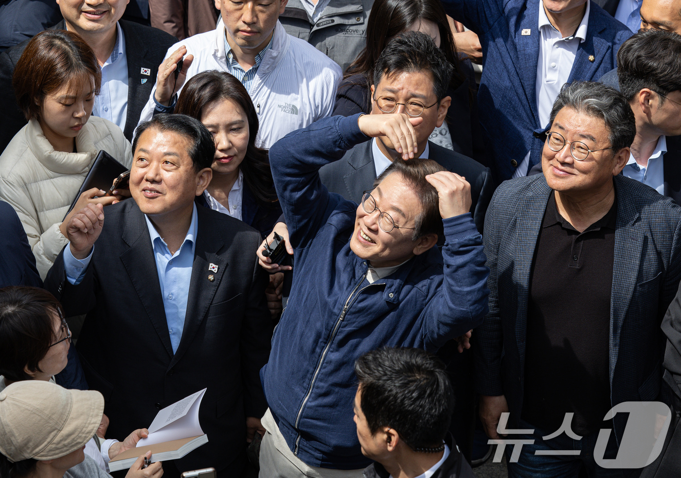 (화천=뉴스1) 이재명 기자 = '골목골목 경청투어 : 접경벨트편'에 나선 이재명 더불어민주당 대통령 후보가 2일 오후 강원 화천군 화천공영버스터미널 인근에서 지지자들을 향해 하트 …