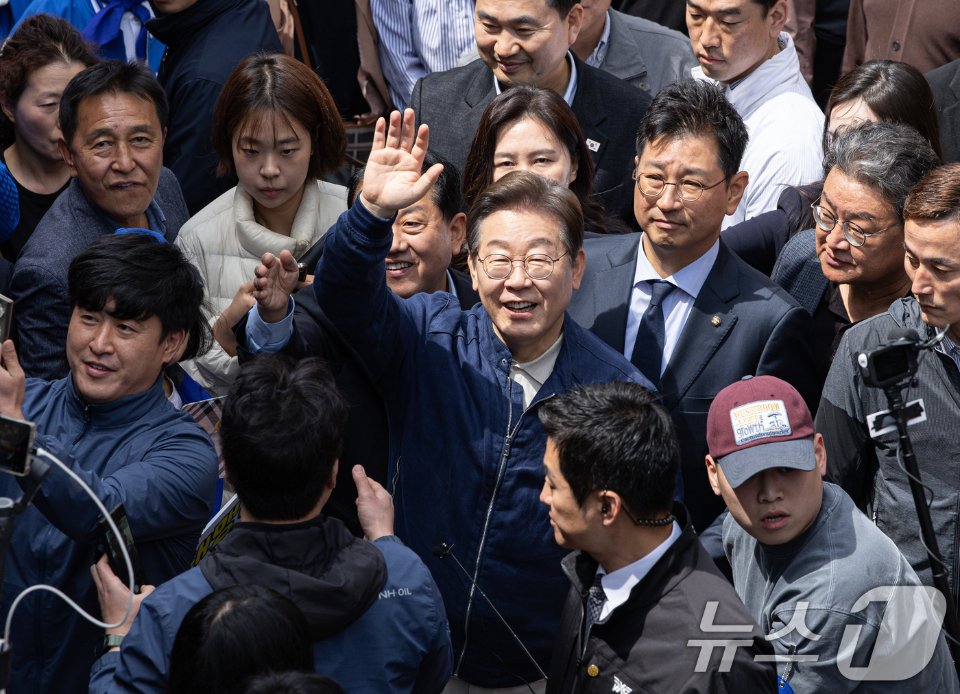 (화천=뉴스1) 이재명 기자 = '골목골목 경청투어 : 접경벨트편'에 나선 이재명 더불어민주당 대통령 후보가 2일 오후 강원 화천군 화천공영버스터미널 인근에서 지지자들을 향해 인사 …