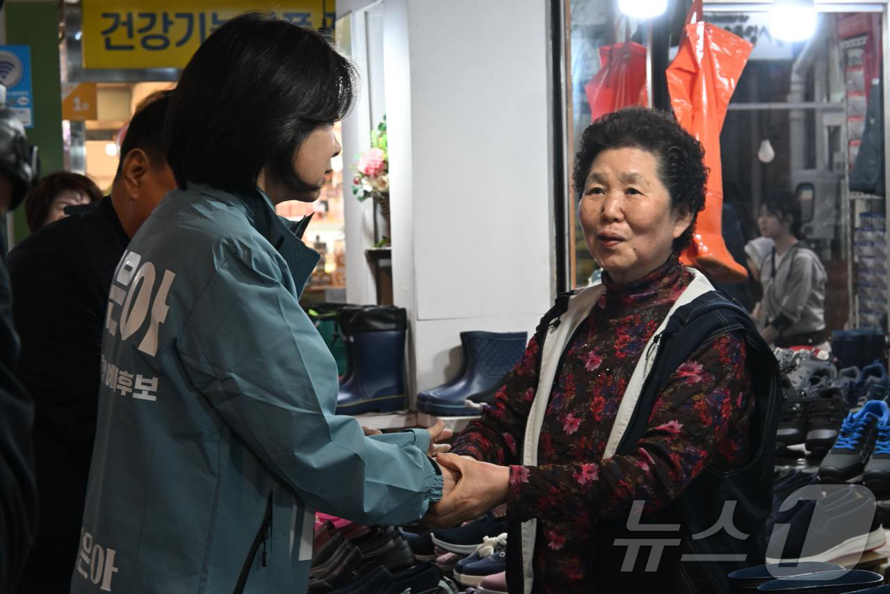 (원주=뉴스1) = 허은아 제21대 대통령 선거 예비후보가 2일 강원 원주시 중앙시장·자유시장을 찾아 상인과 인사하고 있다. (허은아 캠프 제공, 재판매 및 DB 금지) 2025. …