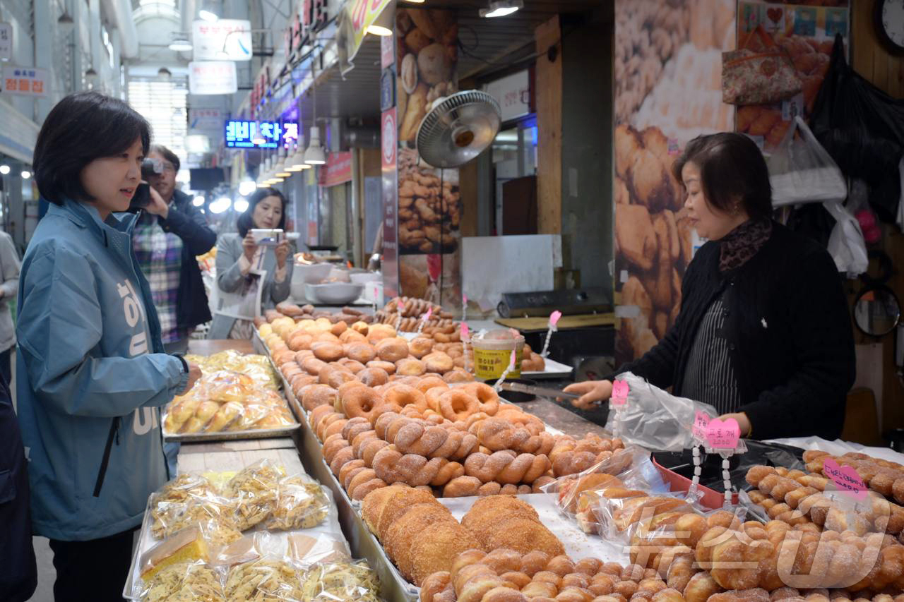 (원주=뉴스1) = 허은아 제21대 대통령 선거 예비후보가 2일 강원 원주시 중앙시장·자유시장을 찾아 상인과 대화하고 있다. (허은아 캠프 제공, 재판매 및 DB 금지) 2025. …