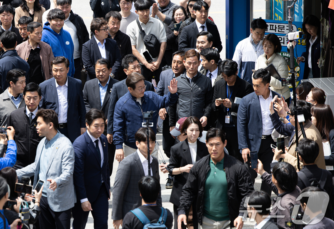 (화천=뉴스1) 이재명 기자 = '골목골목 경청투어 : 접경벨트편'에 나선 이재명 더불어민주당 대통령 후보가 2일 오후 강원 화천군 화천공영버스터미널 인근에서 지지자들을 향해 인사 …