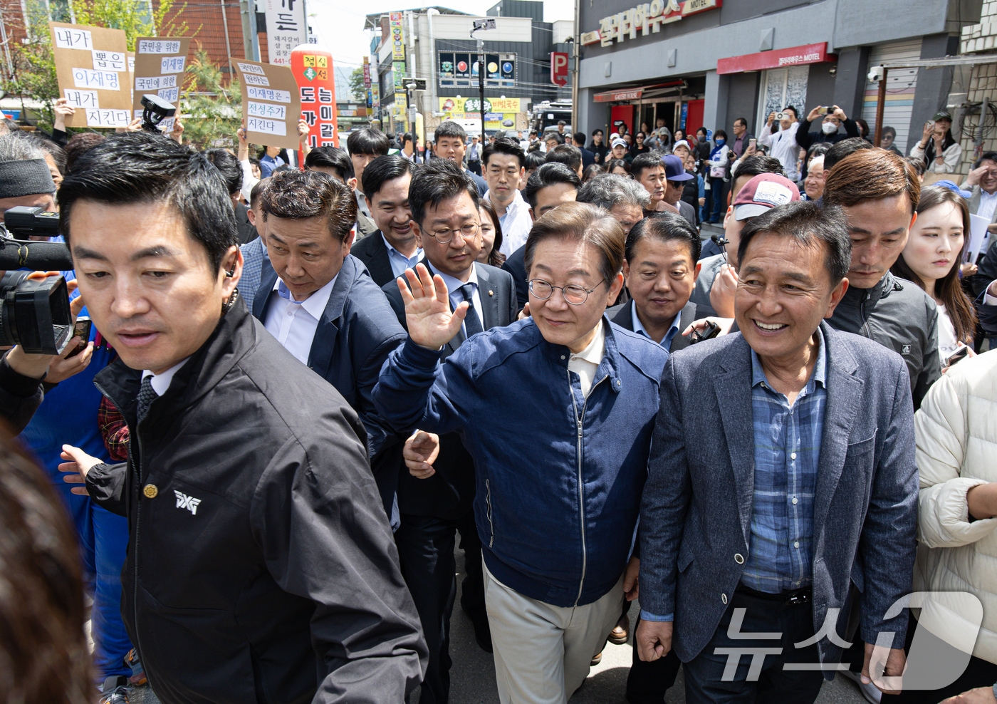 (화천=뉴스1) 이재명 기자 = '골목골목 경청투어 : 접경벨트편'에 나선 이재명 더불어민주당 대통령 후보가 2일 오후 강원 화천군 화천공영버스터미널 인근에서 지지자들을 향해 인사 …