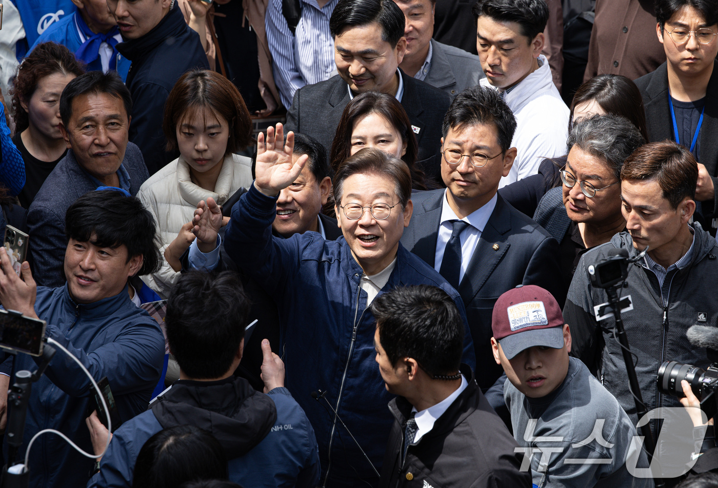 (화천=뉴스1) 이재명 기자 = '골목골목 경청투어 : 접경벨트편'에 나선 이재명 더불어민주당 대통령 후보가 2일 오후 강원 화천군 화천공영버스터미널 인근에서 지지자들을 향해 인사 …