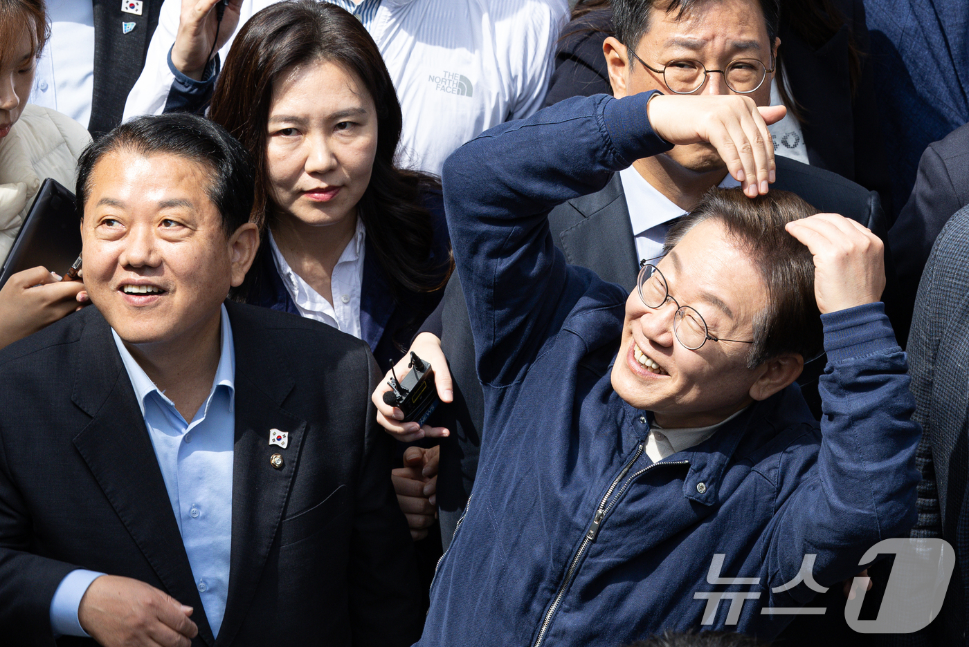 (화천=뉴스1) 이재명 기자 = '골목골목 경청투어 : 접경벨트편'에 나선 이재명 더불어민주당 대통령 후보가 2일 오후 강원 화천군 화천공영버스터미널 인근에서 지지자들을 향해 하트 …