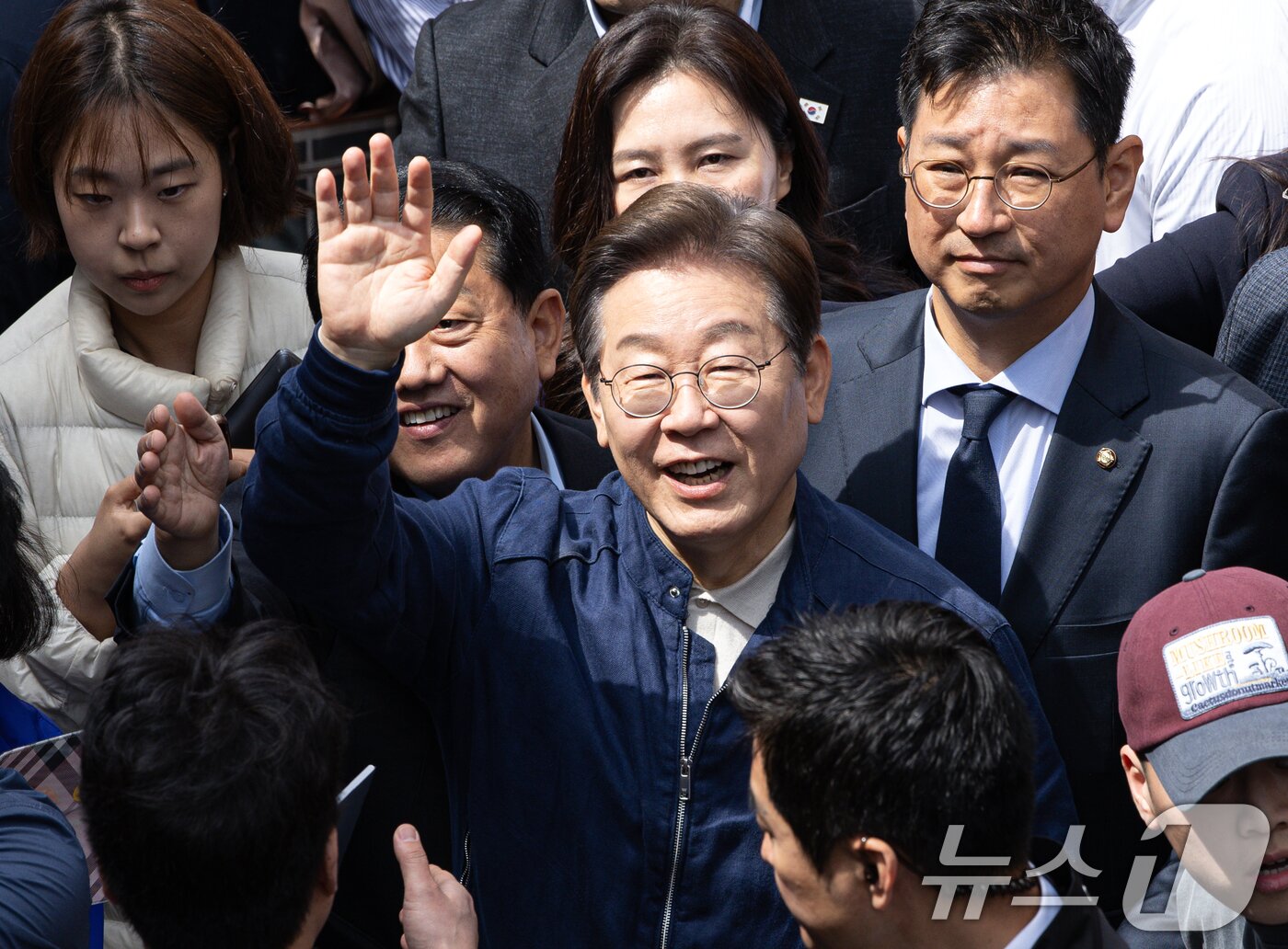 본문 이미지 - '골목골목 경청투어 : 접경벨트편'에 나선 이재명 더불어민주당 대통령 후보가 2일 오후 강원 화천군 화천공영버스터미널 인근에서 지지자들을 향해 인사하고 있다. 2025.5.2/뉴스1 ⓒ News1 이재명 기자