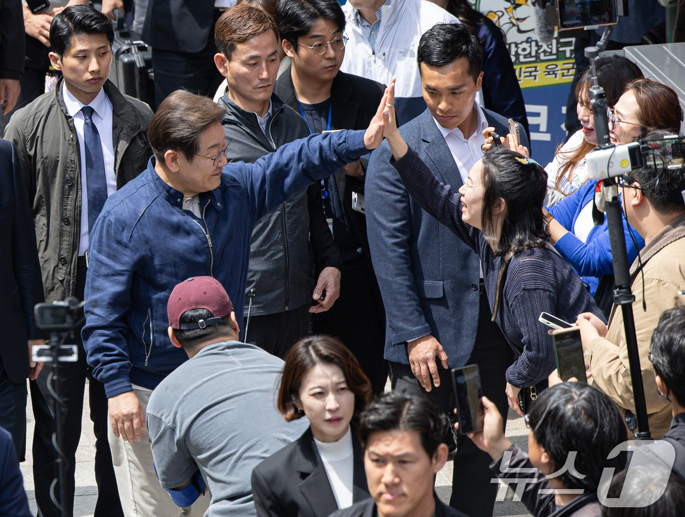 (화천=뉴스1) 이재명 기자 = '골목골목 경청투어 : 접경벨트편'에 나선 이재명 더불어민주당 대통령 후보가 2일 오후 강원 화천군 화천공영버스터미널 인근에서 지지자와 하이파이브를 …