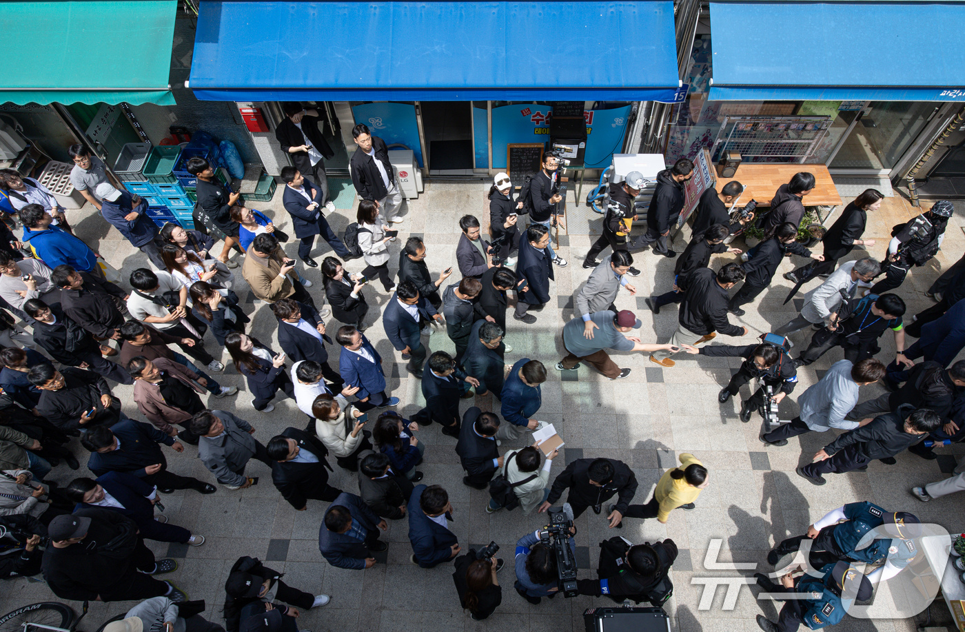 (화천=뉴스1) 이재명 기자 = '골목골목 경청투어 : 접경벨트편'에 나선 이재명 더불어민주당 대통령 후보가 2일 오후 강원 화천군 화천공영버스터미널 인근에서 지지자의 요청으로 책 …