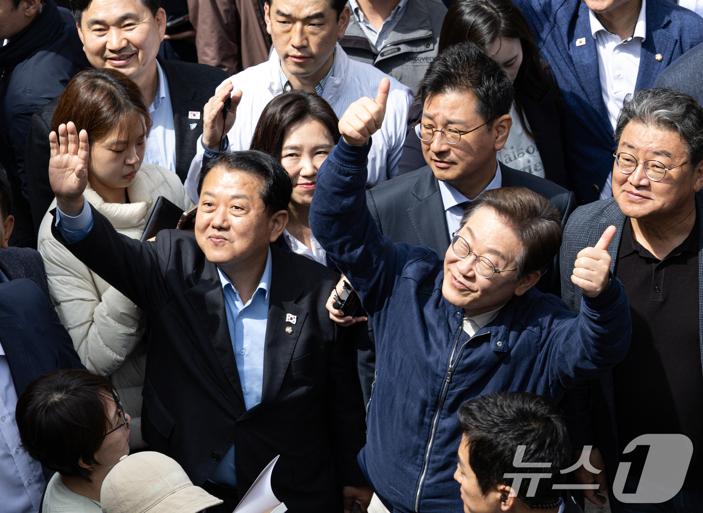 (화천=뉴스1) 이재명 기자 = '골목골목 경청투어 : 접경벨트편'에 나선 이재명 더불어민주당 대통령 후보가 2일 오후 강원 화천군 화천공영버스터미널 인근에서 지지자들을 향해 엄지 …